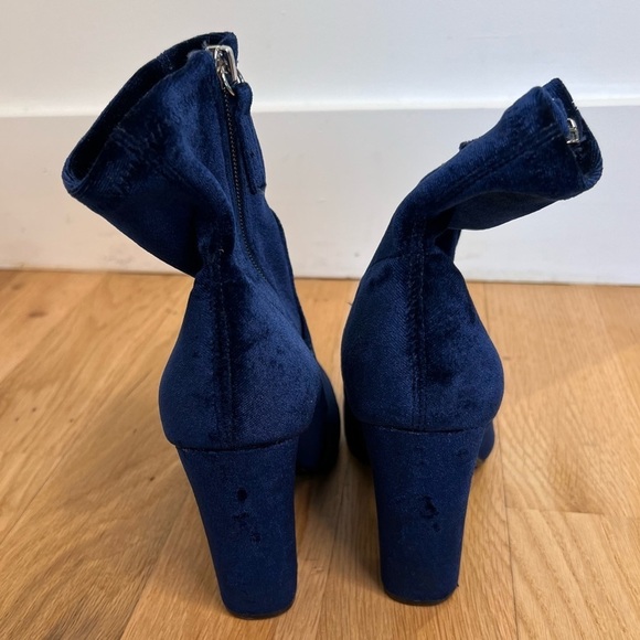 Steve Madden Edit Blue Velvet Booties Size 6 - Picture 9 of 16